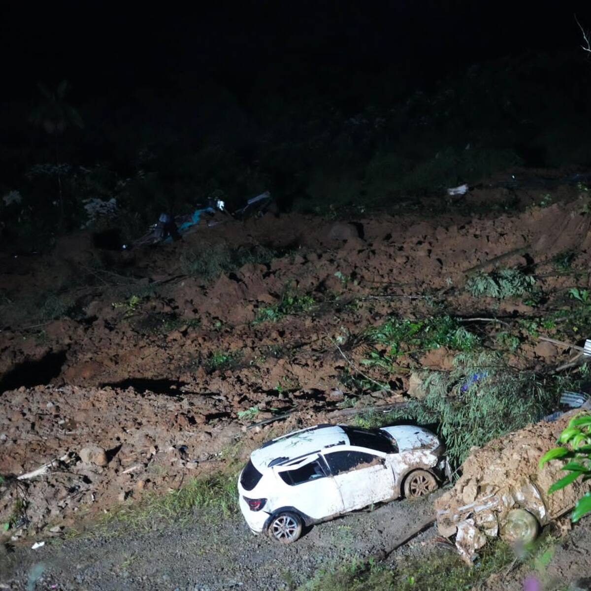 Al menos 23 muertos por derrumbes en la vía entre Quibdó y Medellín