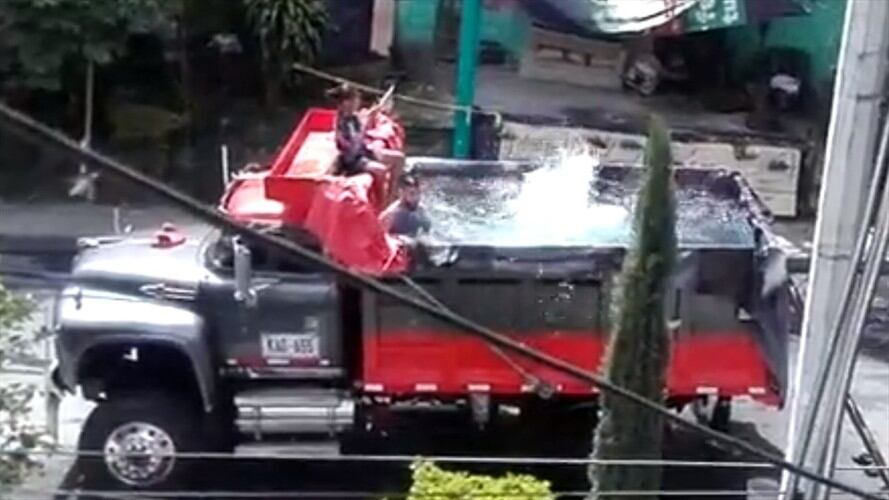 Piscina volqueta en la comuna 13 de Medellín . Foto: Cortesía