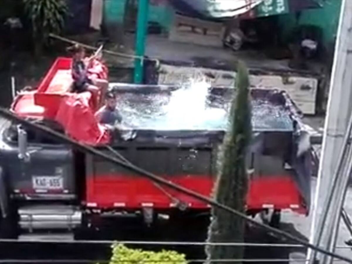 En la comuna 13 violaron la cuarentena con piscina volqueta y pista de jabón