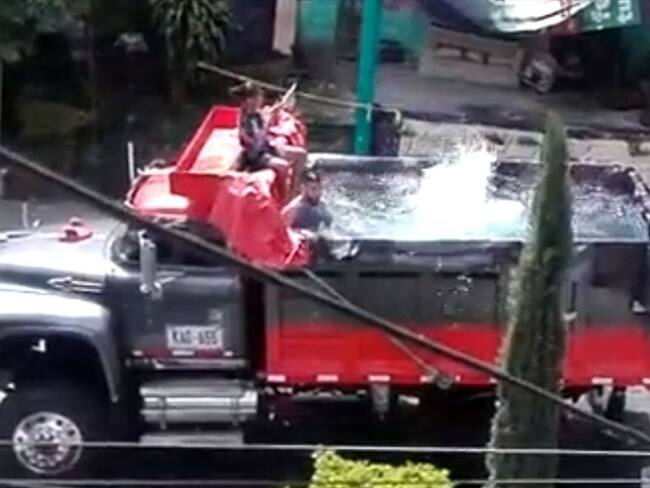 Piscina volqueta en la comuna 13 de Medellín . Foto: Cortesía