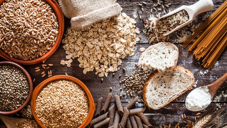 Vista de diferentes alimentos considerados carbohidratos como los cereales, el pan, la pasta, entre otros (Fotos vía GettyImages)