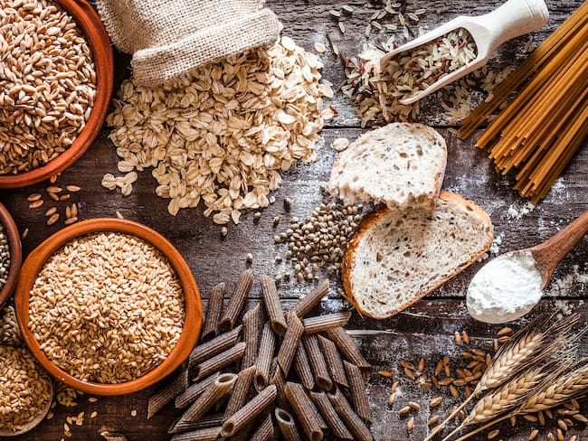 Vista de diferentes alimentos considerados carbohidratos como los cereales, el pan, la pasta, entre otros (Fotos vía GettyImages)