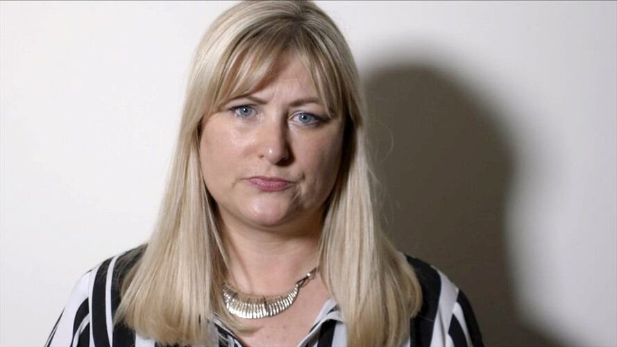 Kate Langley se quedó con dolor permanente tras un implantes de malla transvaginal. Foto: BBC