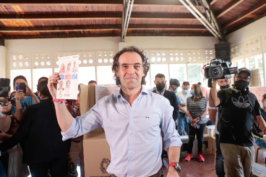 Enrique Peñalosa felicita a Federico Gutiérrez tras ganar consulta del Equipo por Colombia. Foto: Colprensa