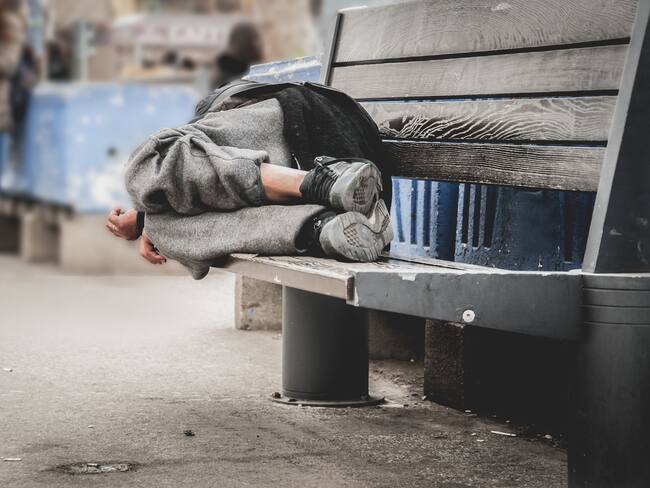 Imagen de referencia de persona durmiendo en calle. Foto: Getty Images
