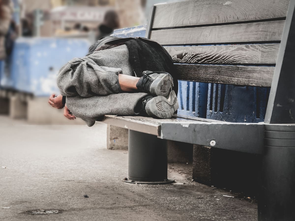 Corte Suprema de EE.UU. debate si es legal multar a personas sin hogar por dormir en calle