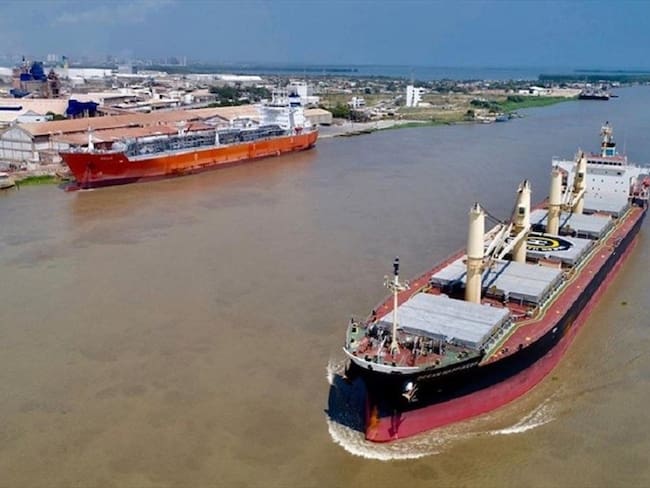 Un buque de 146 metros de eslora, que tiene por nombre Amber Bay, con bandera de Hong Kong, encalló este miércoles por fuera del canal navegable. Foto: Colprensa / EXTERNOS (Puerto de Barranquilla - Imagen de referencia)