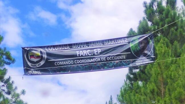 En la zona de la masacre fue encontrada esta pancarta alusiva a las disidencias de las Farc . Foto: Cortesía