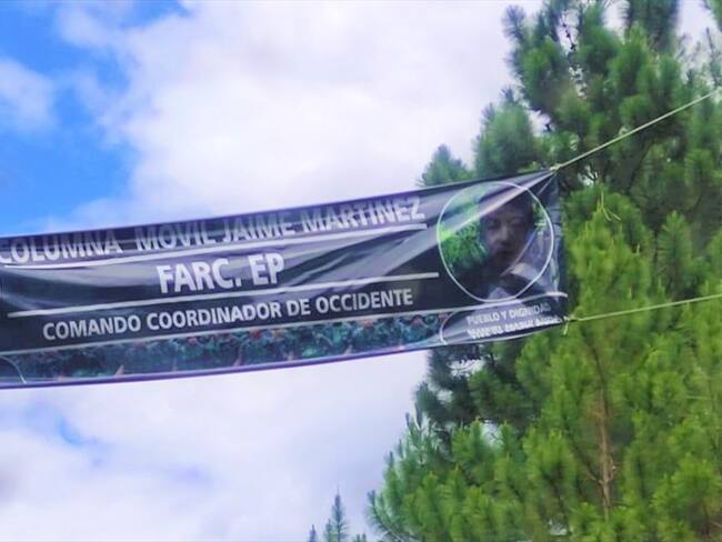 En la zona de la masacre fue encontrada esta pancarta alusiva a las disidencias de las Farc . Foto: Cortesía