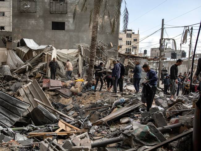 Khan Yunis (-), 12/01/2024.- Palestinians search for missing people under the rubble of destroyed buildings following Israeli air strikes, in Khan Yunis, southern Gaza Strip, 12 January 2024. More than 23,450 Palestinians and at least 1,300 Israelis have been killed, according to the Palestinian Health Ministry and the Israel Defense Forces (IDF), since Hamas militants launched an attack against Israel from the Gaza Strip on 07 October, and the Israeli operations in Gaza and the West Bank which followed it. EFE/EPA/HAITHAM IMAD