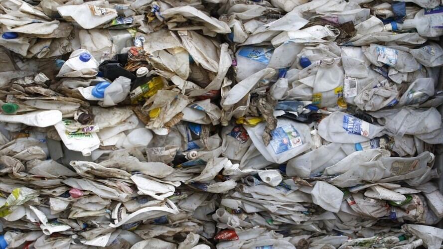 Un hombre adulto ingiere de promedio hasta 52.000 micropartículas de plástico al año.. Foto: Getty Images