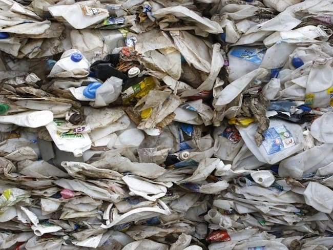Un hombre adulto ingiere de promedio hasta 52.000 micropartículas de plástico al año.. Foto: Getty Images