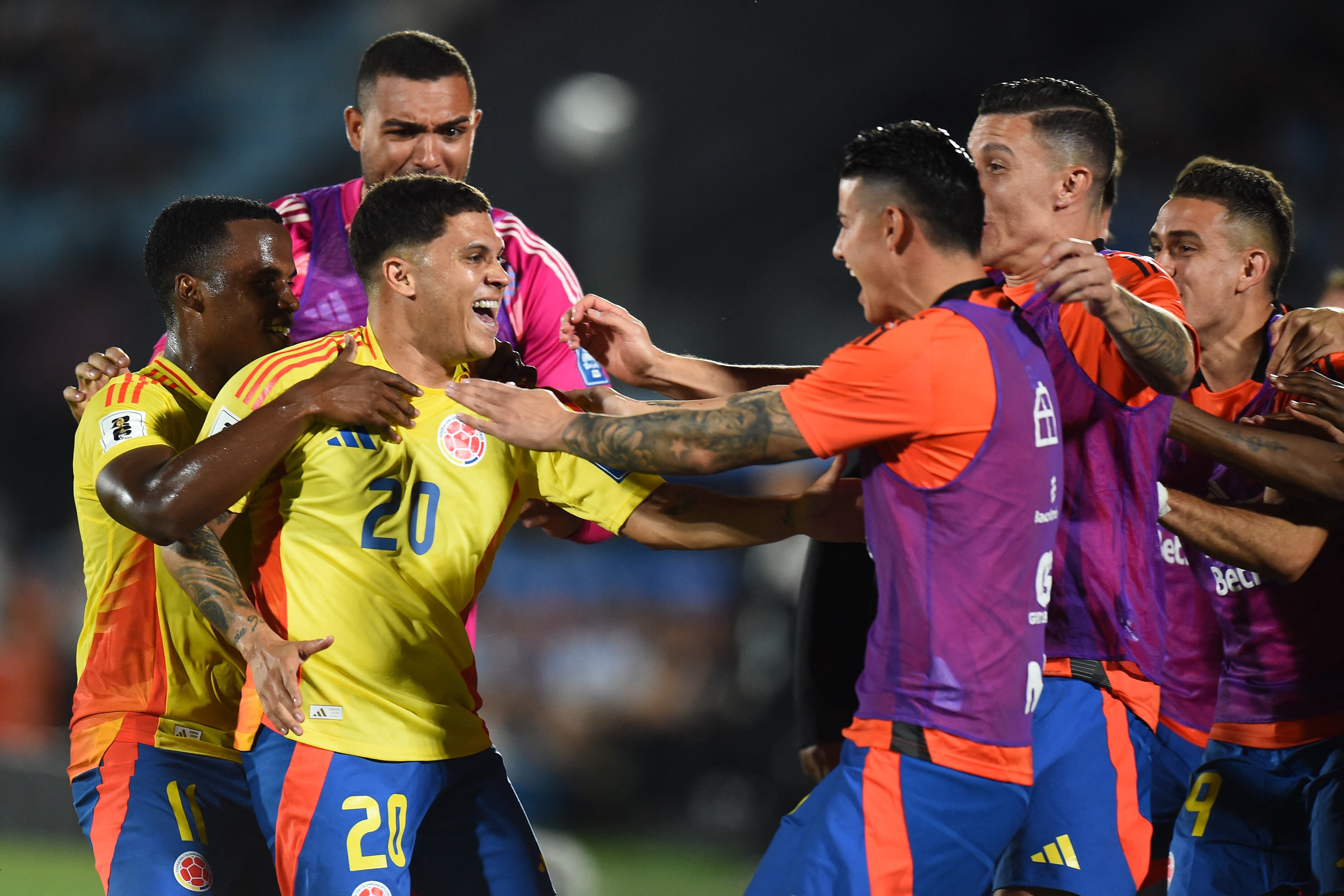 Juan Fernando Quintero celebra su golazo de tiro libre con los jugadores suplentes de Colombia. (Photo by DANTE FERNANDEZ/AFP via Getty Images)
