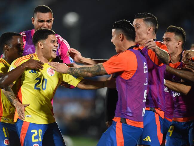 Juan Fernando Quintero celebra su golazo de tiro libre con los jugadores suplentes de Colombia. (Photo by DANTE FERNANDEZ/AFP via Getty Images)