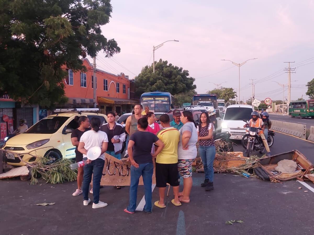 Continúan bloqueos por fallas de energía eléctrica en Barranquilla y el área metropolitana