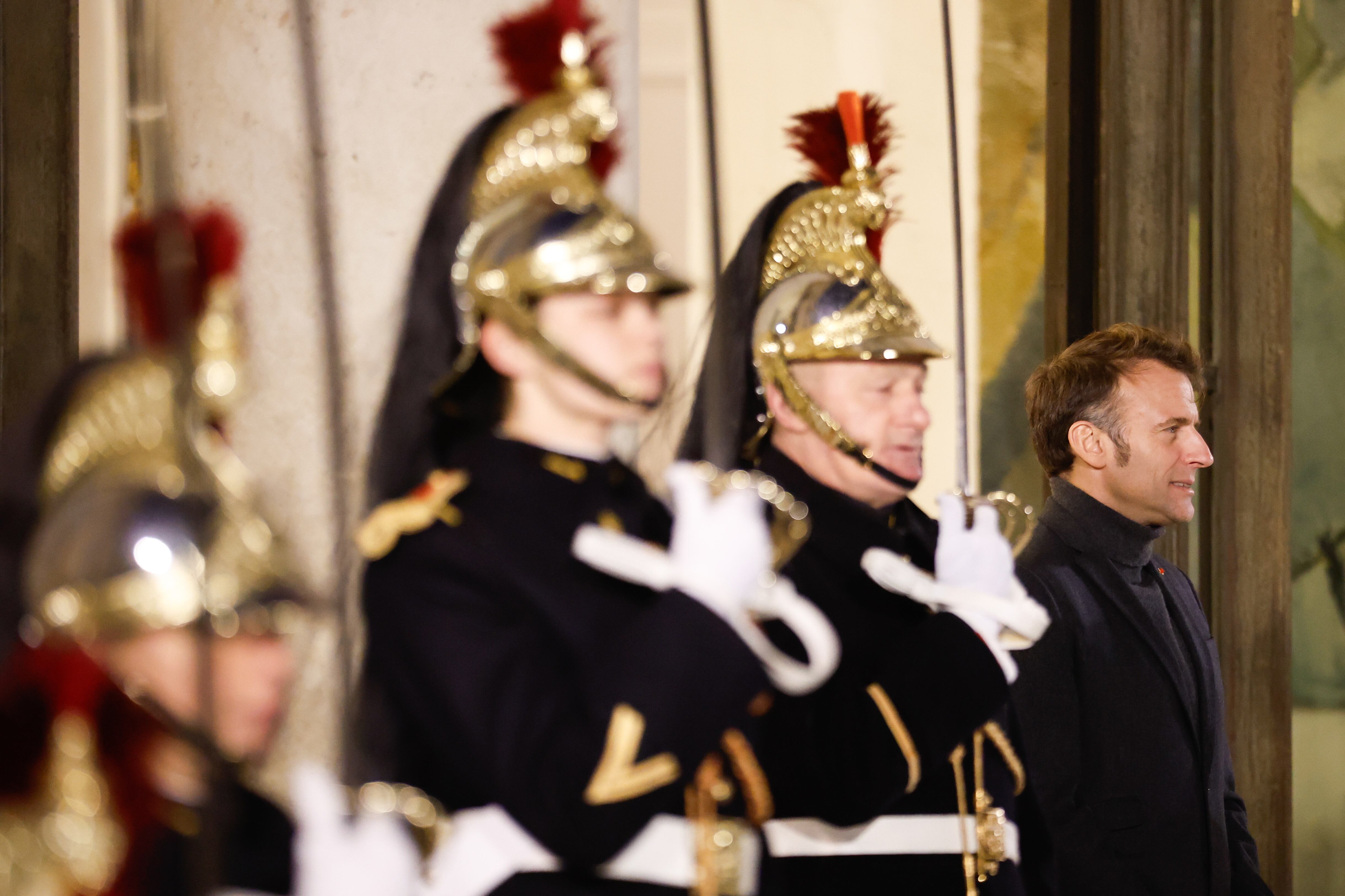 Paris (France), 09/12/2024.- French President Emmanuel Macron (R) waits to welcome Paraguayan President Santiago Pena Palacios prior to their meeting at the Elysee Palace. EFE/EPA/MOHAMMED BADRA