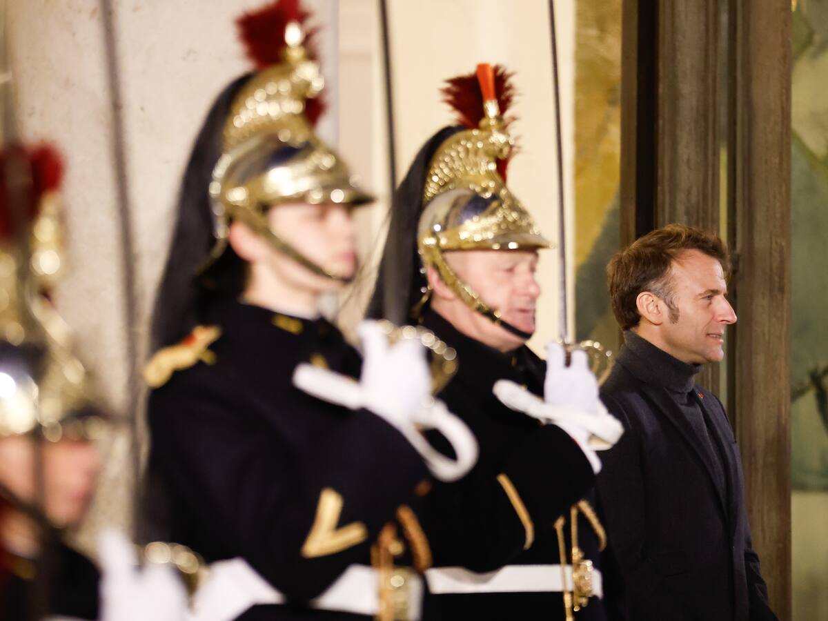 Macron reúne hoy a los partidos buscando formar un gobierno que al menos dure diez meses