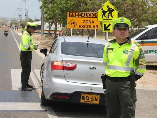 La Policía de Tránsito ha desarrollado una serie de programas pedagógico con el objetivo de concientizar a los viajeros de la importancia de conservar una distancia prudente al conducir. Foto: Colprensa