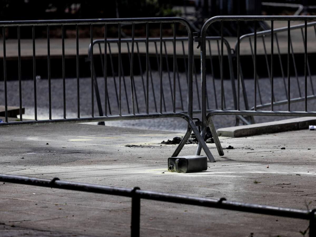 Hombre se prende fuego afuera del tribunal que juzga al expresidente Donald Trump