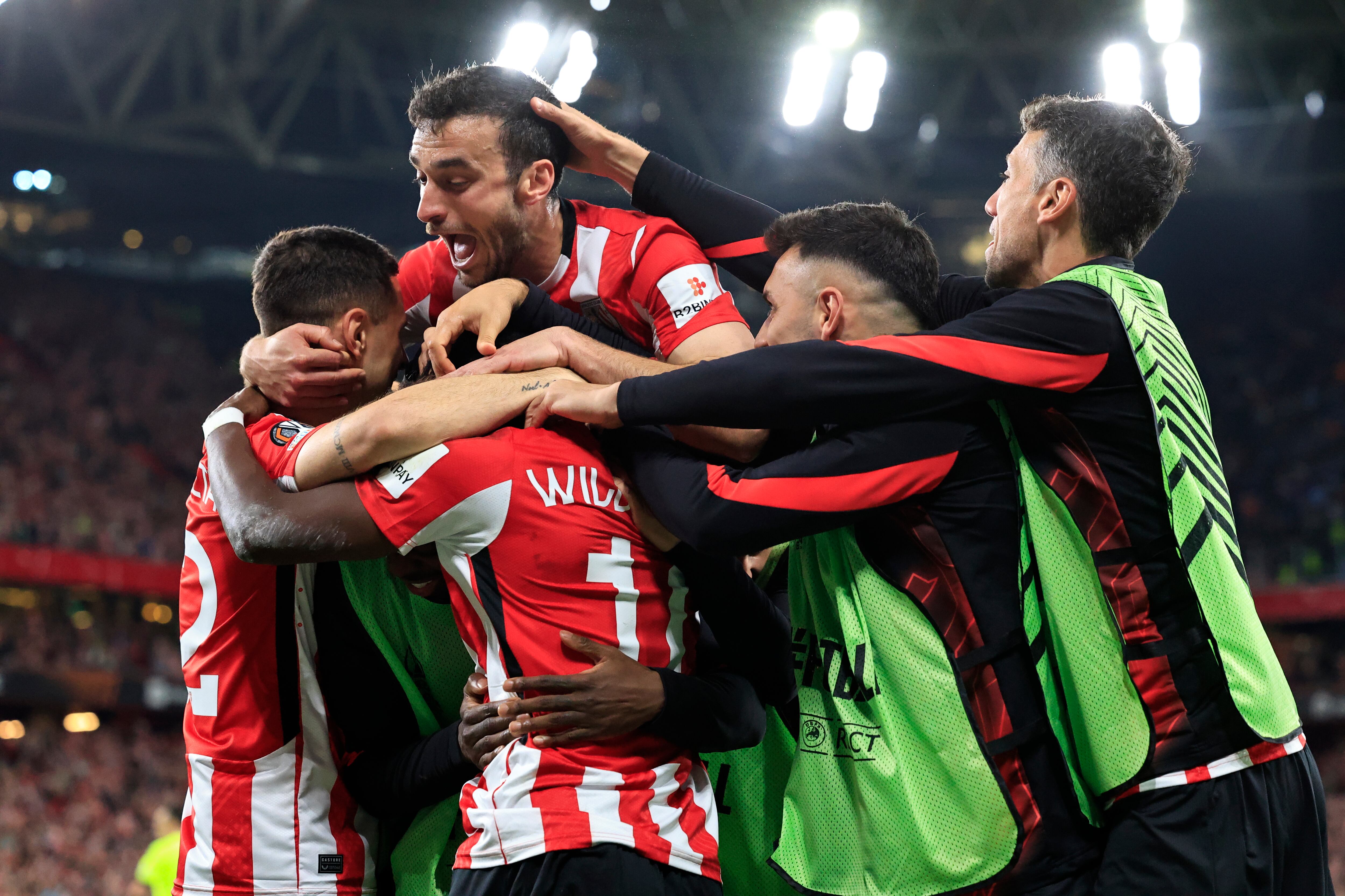  Nico Williams celebra con sus compañeros. Foto: EFE/ Miguel Toña
