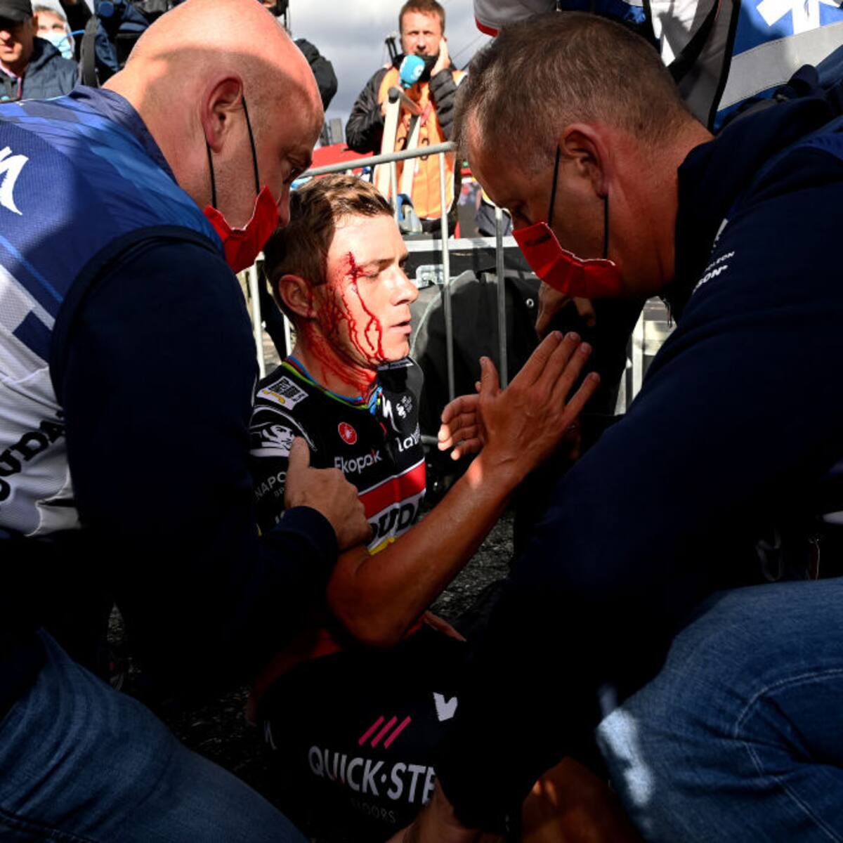 Video: Impresionante choque de Evenepoel con una mujer tras ganar etapa de Vuelta a España