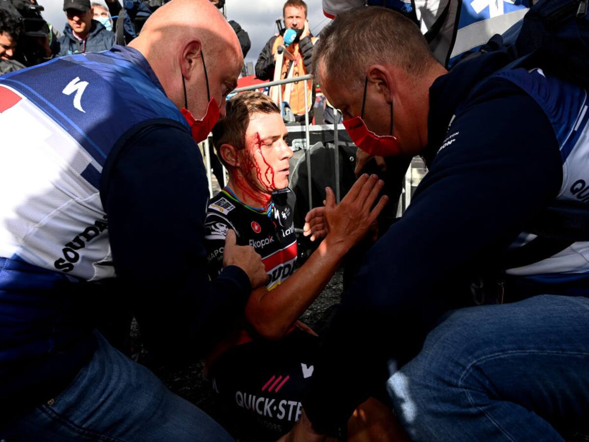 Video: Impresionante choque de Evenepoel con una mujer tras ganar etapa de Vuelta a España