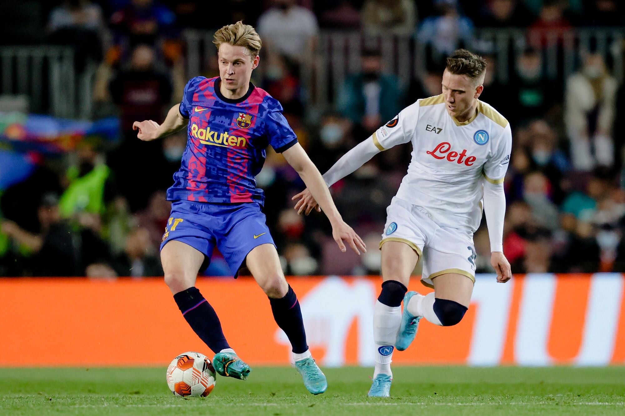 Frenkie de Jong del Barcelona disputando el balón con Piotr Zielinski del Napoli en la UEFA Europa League
