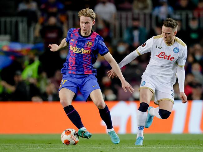 Frenkie de Jong del Barcelona disputando el balón con Piotr Zielinski del Napoli en la UEFA Europa League
