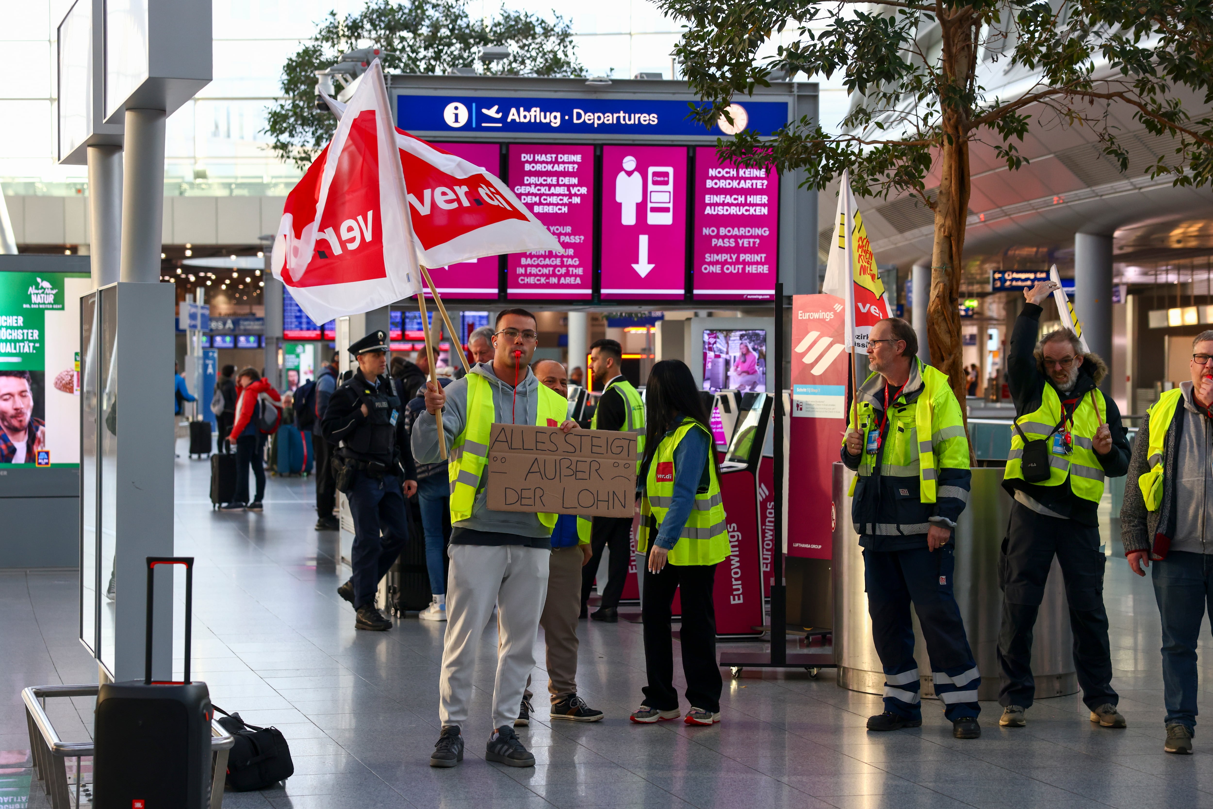 Dusseldorf (Alemania), 10/03/2025.- Empleados del sector de la seguridad aérea participan en una huelga en el aeropuerto internacional de Dusseldorf.