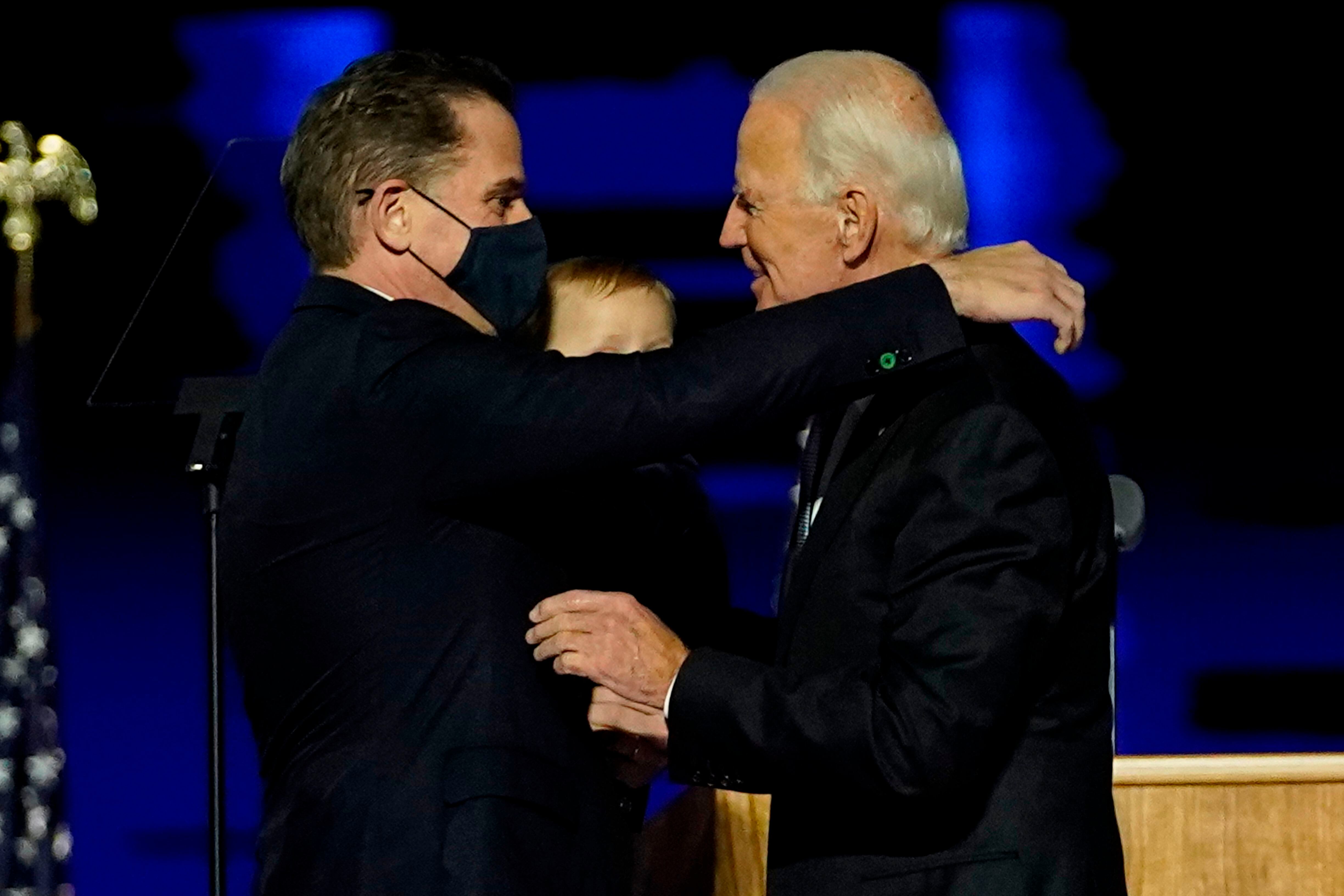 Joe Biden abraza a su hijo Hunter Biden después de dirigirse a la nación desde el Chase Center el 7 de noviembre de 2020 en Wilmington, Delaware. (Photo by Andrew Harnik-Pool/Getty Images)