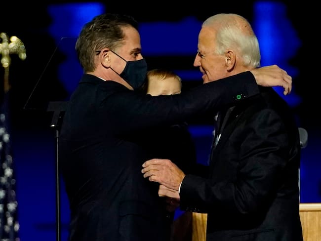 Joe Biden abraza a su hijo Hunter Biden después de dirigirse a la nación desde el Chase Center el 7 de noviembre de 2020 en Wilmington, Delaware. (Photo by Andrew Harnik-Pool/Getty Images)