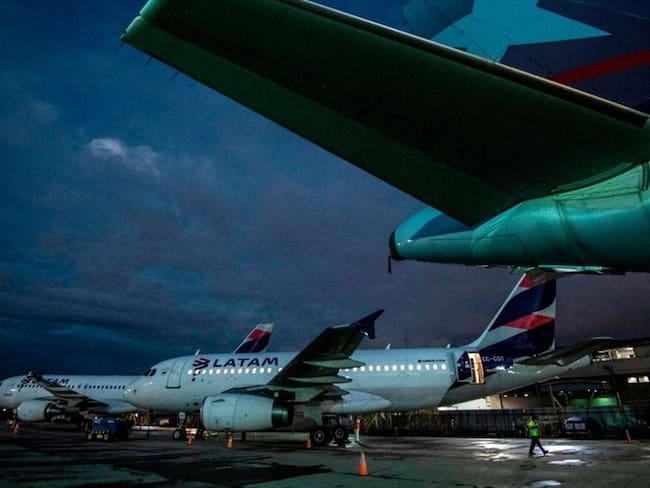 Latam ofrece transportar de forma gratuita las vacunas COVID-19. Foto: Getty Images