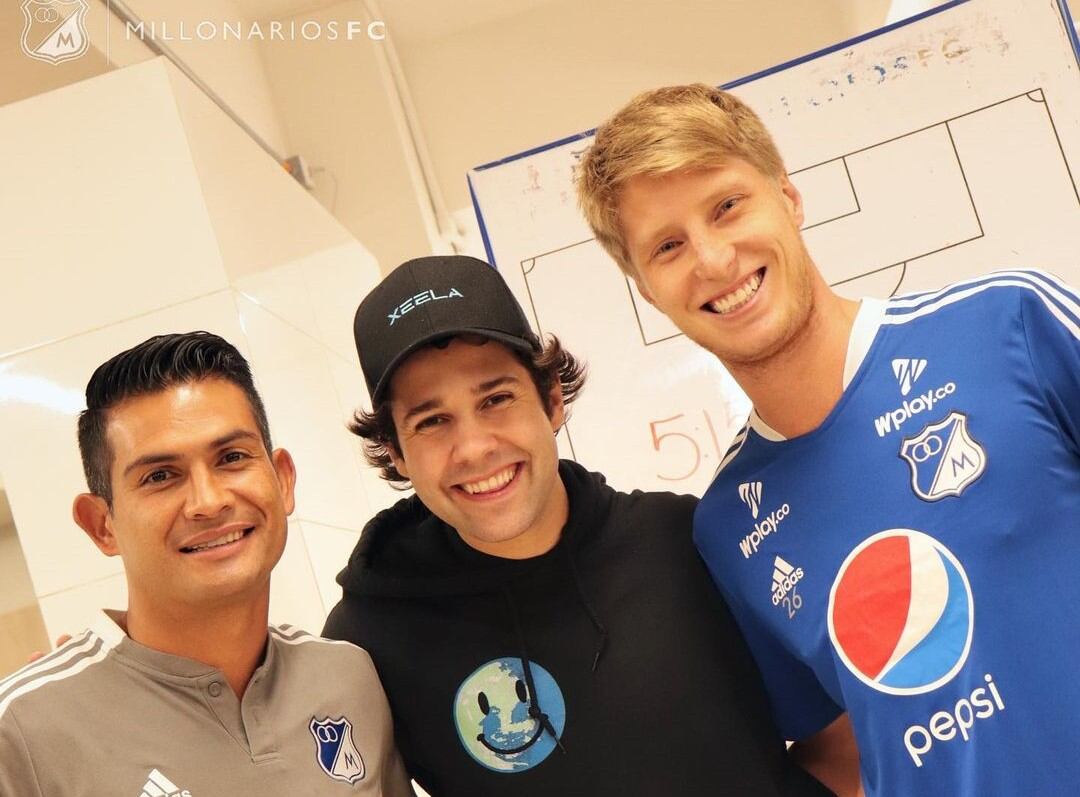 David Dobrik con Macalister Silva y Andrés Llinás. Foto de Instagram: @millosfcoficial