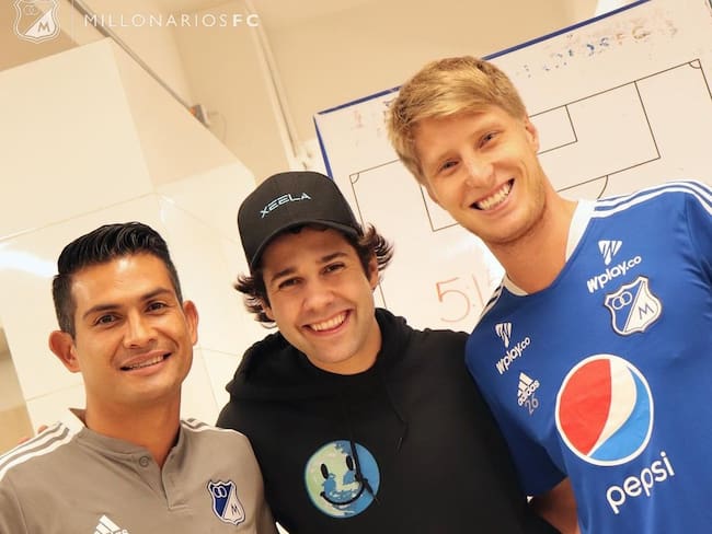 David Dobrik con Macalister Silva y Andrés Llinás. Foto de Instagram: @millosfcoficial