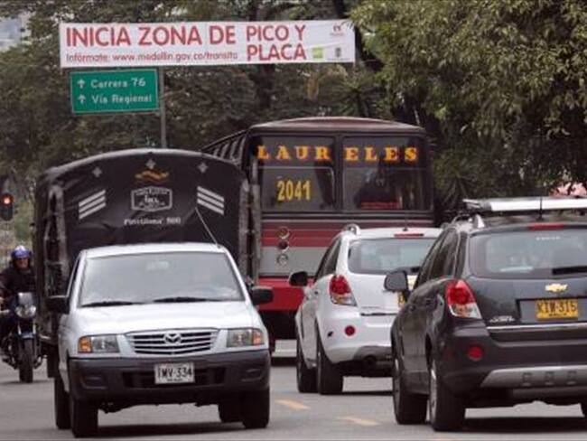 La W descubre tramitadores que falsifican exoneración del pico y placa