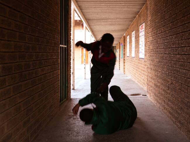 Estudiantes peleando, imagen de referencia. Foto: Getty Images