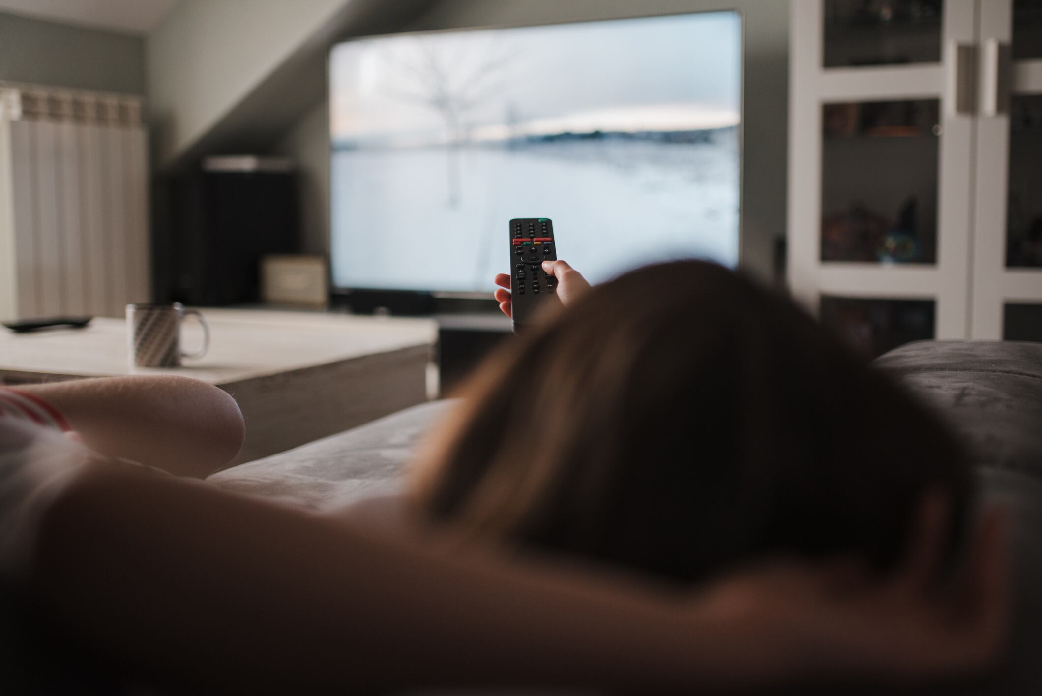 Imagen de referencia de persona viendo TV. Foto: Getty Images.