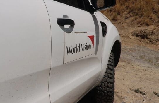 El vehículo estaba claramente identificado con la marca institucional. Crédito: World Vision.