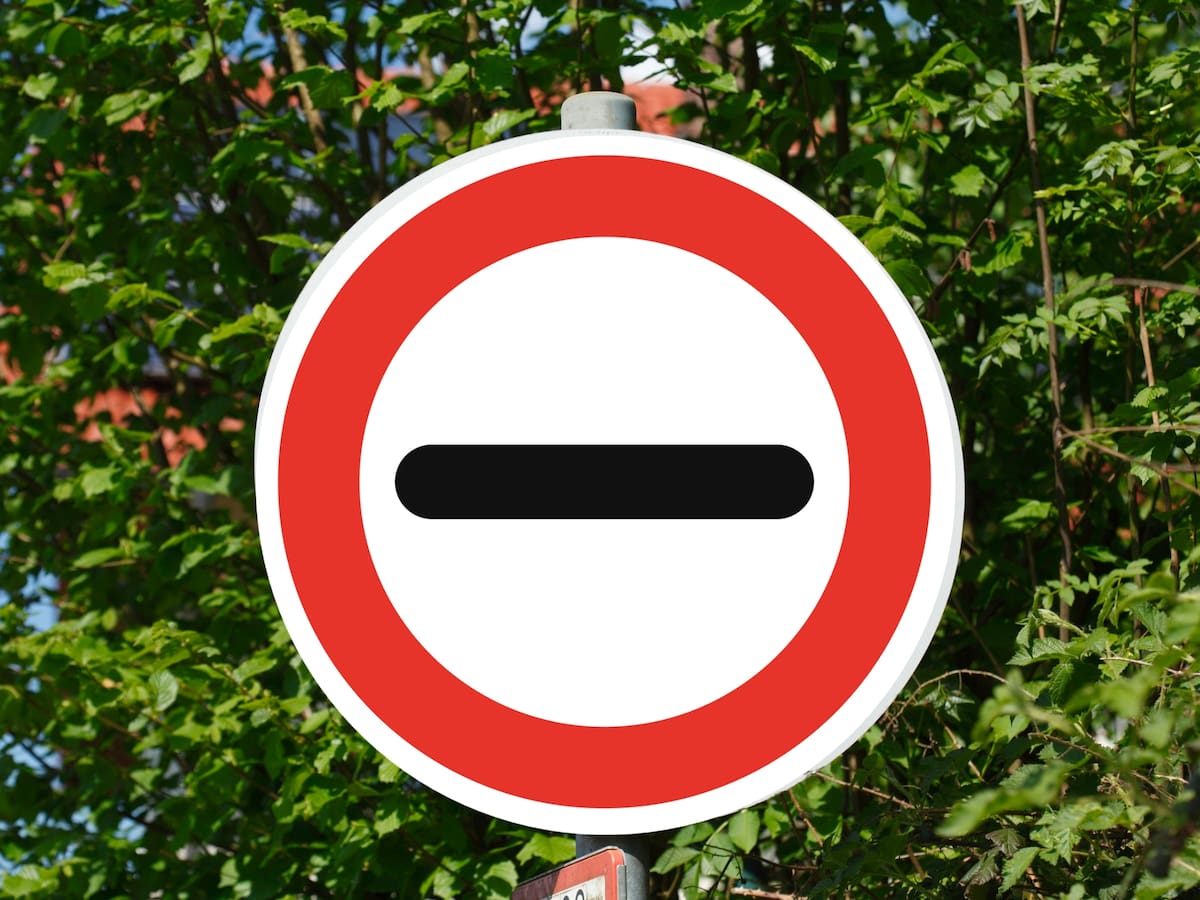 ¿Qué significa la señal de tránsito de un círculo rojo con una raya negra en medio? Pilas