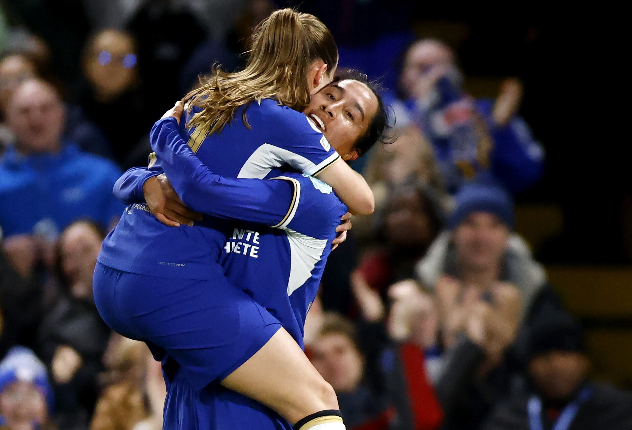 Gol de Mayra Ramírez ante el Ajax en la Champions League femenina. Foto: EFE/EPA/TOLGA AKMEN