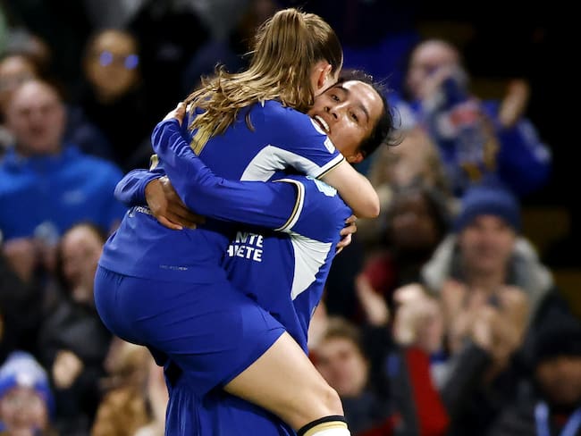 London (United Kingdom), 27/03/2024.- Mayra Ramirez (R) of Chelsea celebrates with teammate Guro Reiten after scoring the opening goal during the UEFA Women&#039;s Champions League quarter-final, 2nd leg match between Chelsea and Ajax in London, Britain 27 March 2024. (Liga de Campeones, Reino Unido, Londres) EFE/EPA/TOLGA AKMEN
