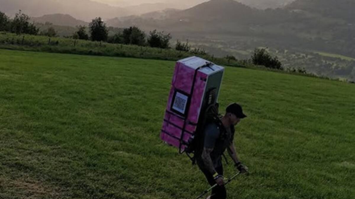 La proeza de Matt Jones en nombre del amor: recorrió 112 kilómetros cargando refrigerador de 32 kilos