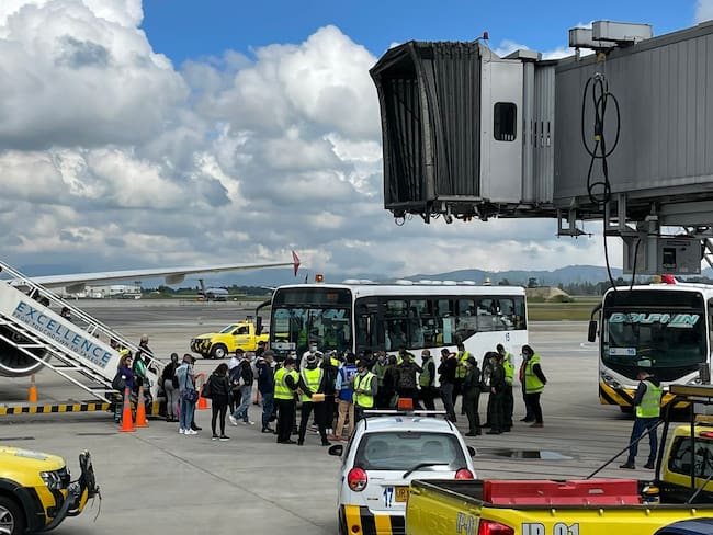 Protesta de pasajeros de Latam en El Dorado por no poder aterrizar en Pereira