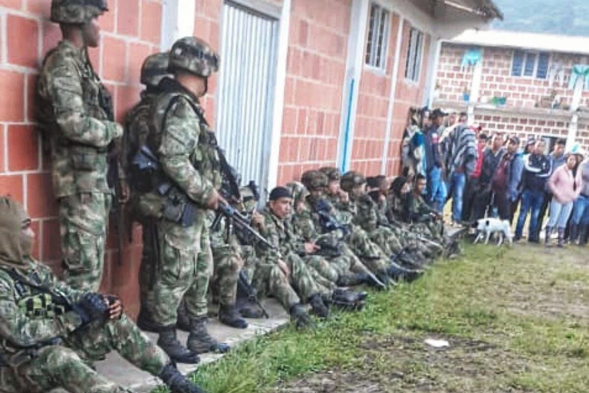 En las próximas horas serían entregados los militares a la Defensoría del Pueblo. Crédito: Red Apoyo Cauca. 