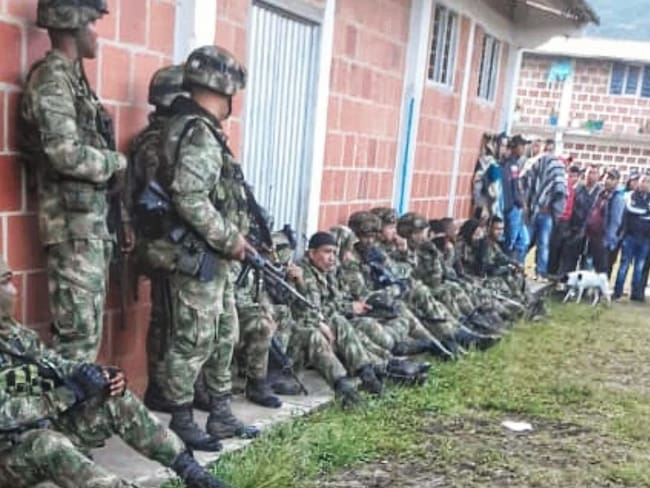 En las próximas horas serían entregados los militares a la Defensoría del Pueblo. Crédito: Red Apoyo Cauca.
