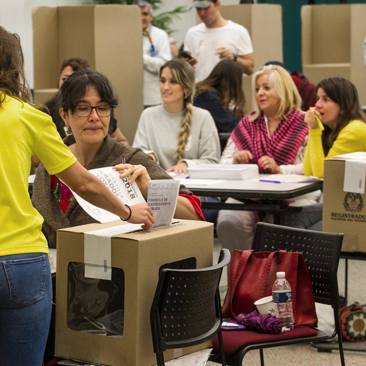 Video: denuncian campaña del Centro Democrático a la salida del puesto de votación en Miami