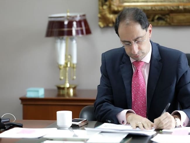 El ministro de Hacienda, José Manuel Restrepo, informó que el 40% de los recursos se financiará con la lucha contra la evasión y el recorte en el gasto público. Foto: Colprensa