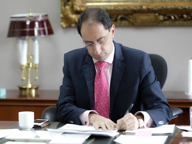 El ministro de Hacienda, José Manuel Restrepo, informó que el 40% de los recursos se financiará con la lucha contra la evasión y el recorte en el gasto público. Foto: Colprensa