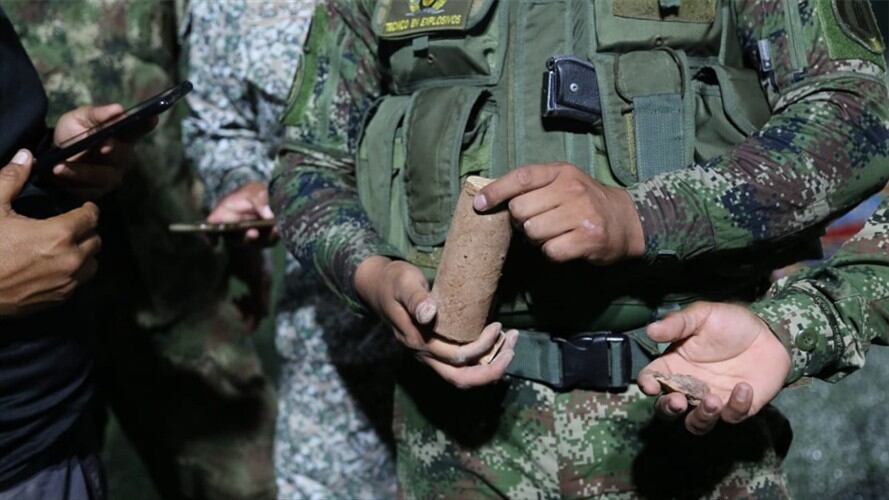 En el mismo sector, fue encontrado un campamento con explosivos, armas de fuego y material de guerra . Foto: Ejército Nacional