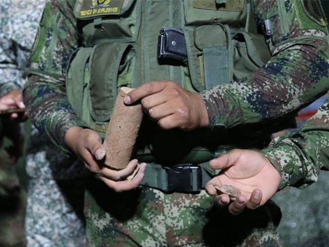 En el mismo sector, fue encontrado un campamento con explosivos, armas de fuego y material de guerra . Foto: Ejército Nacional